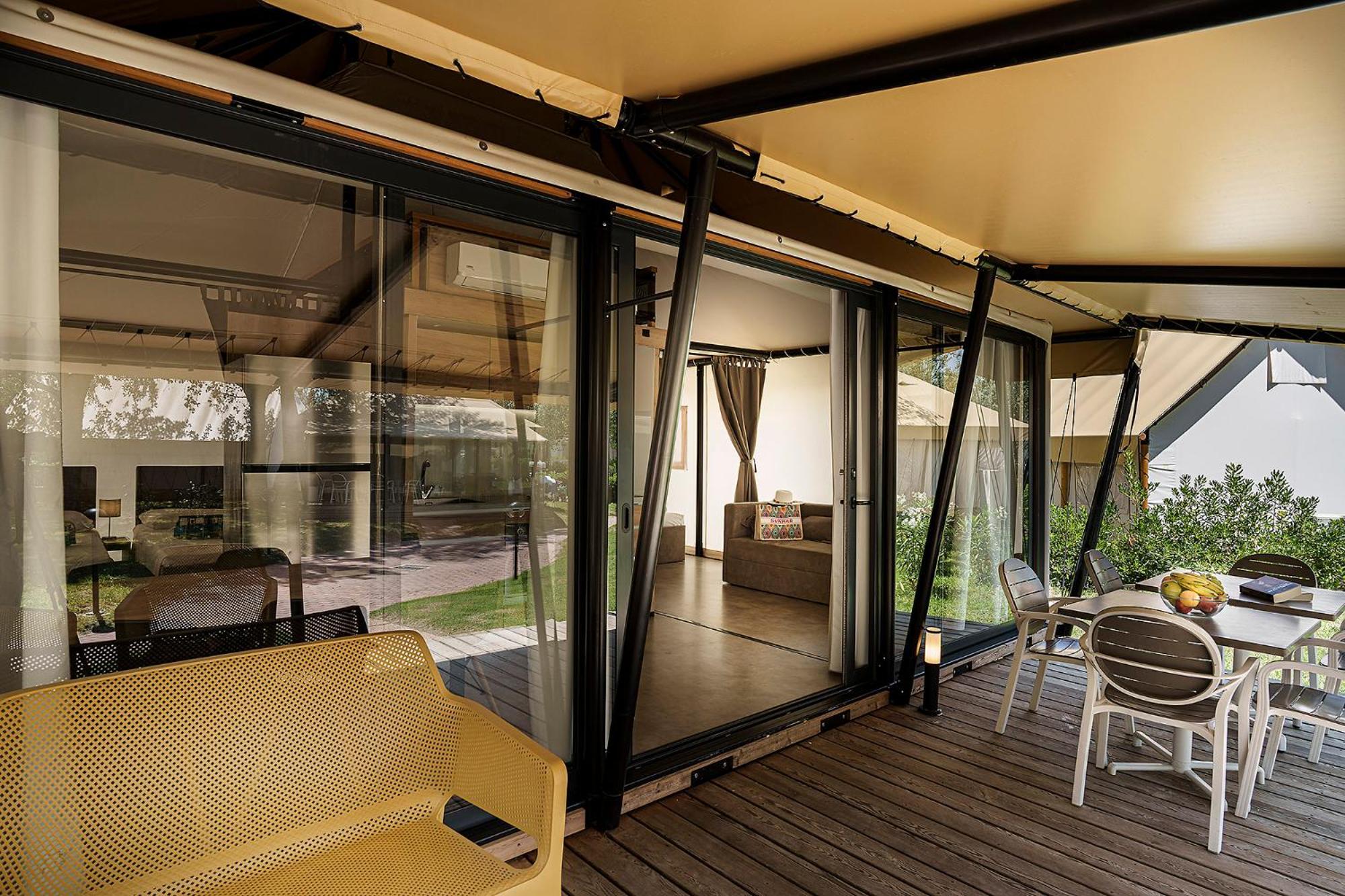 Barricata Holiday Village Scardovari Camera foto A retractable awning