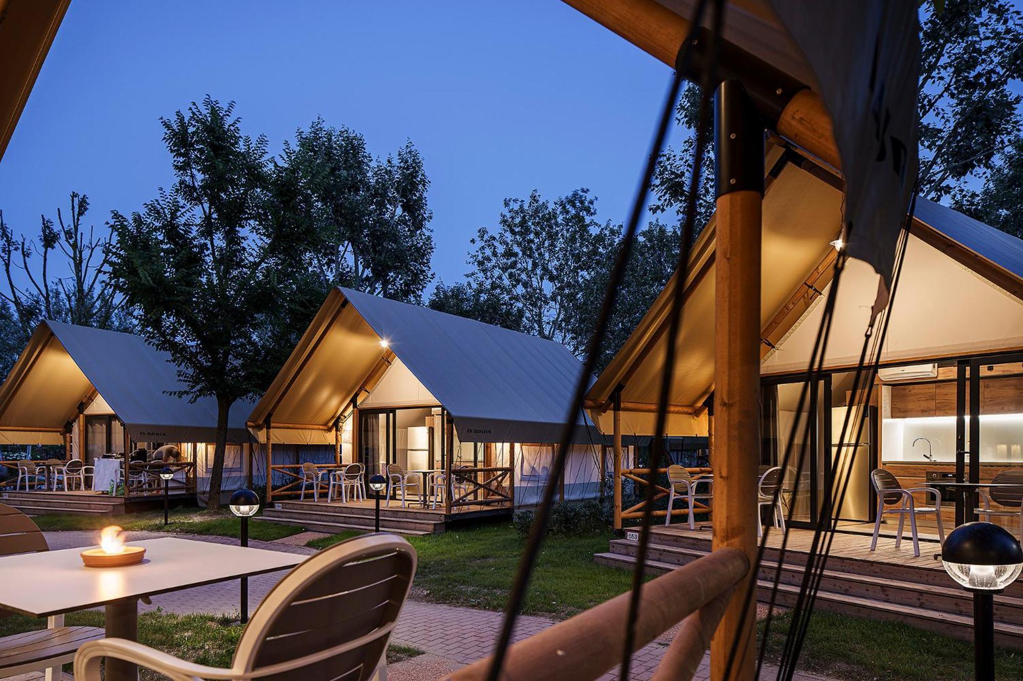 Barricata Holiday Village Scardovari Esterno foto The resort at night