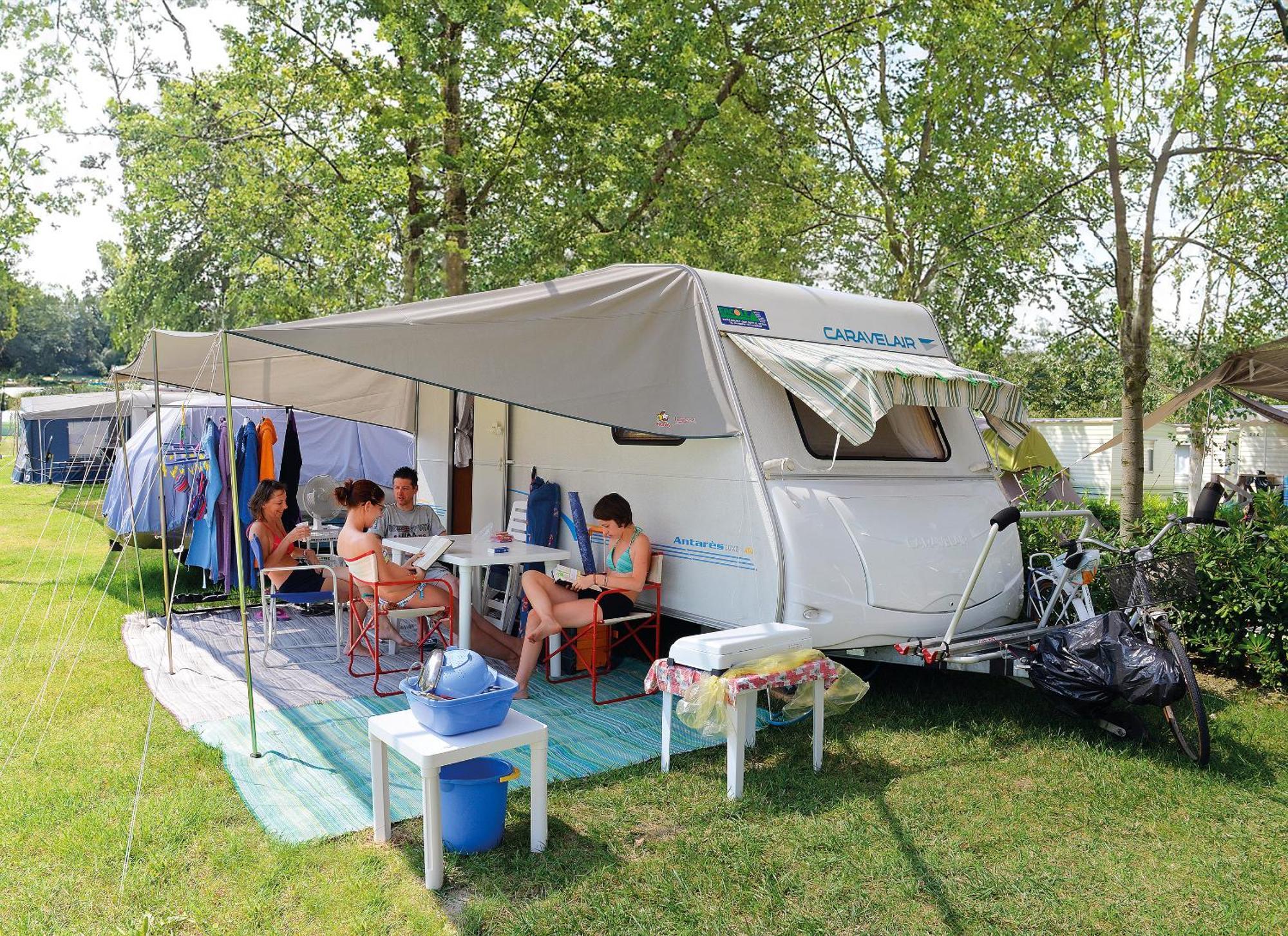 Barricata Holiday Village Scardovari Esterno foto A caravan with awning