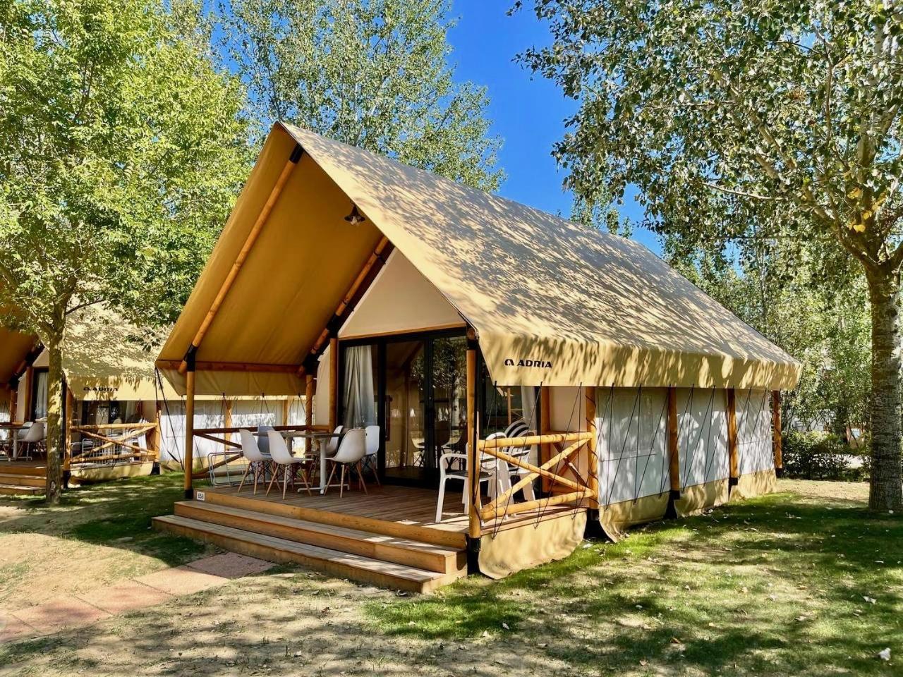 Barricata Holiday Village Scardovari Esterno foto A safari lodge in France