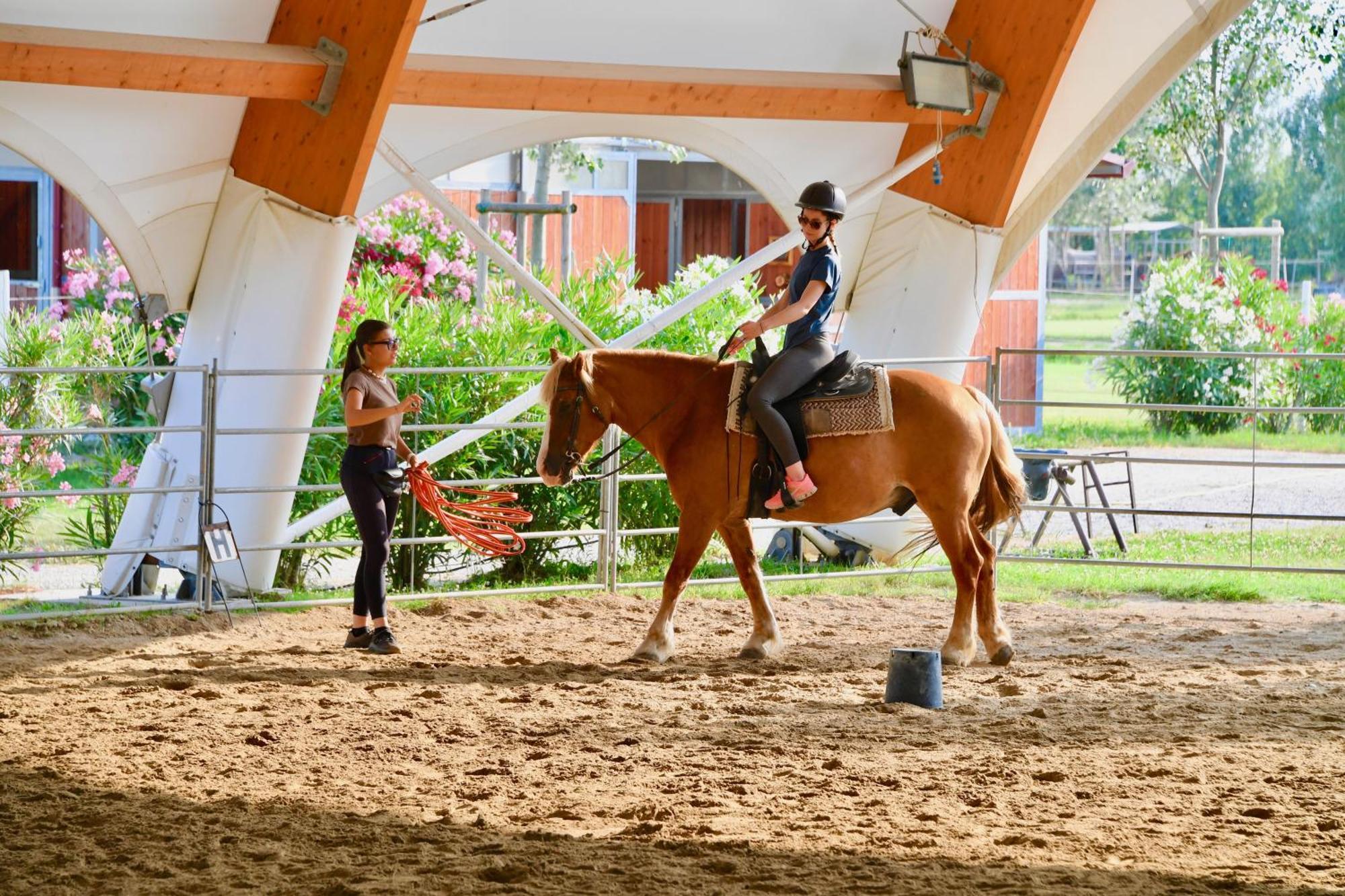 Barricata Holiday Village Scardovari Esterno foto A young rider in a riding lesson