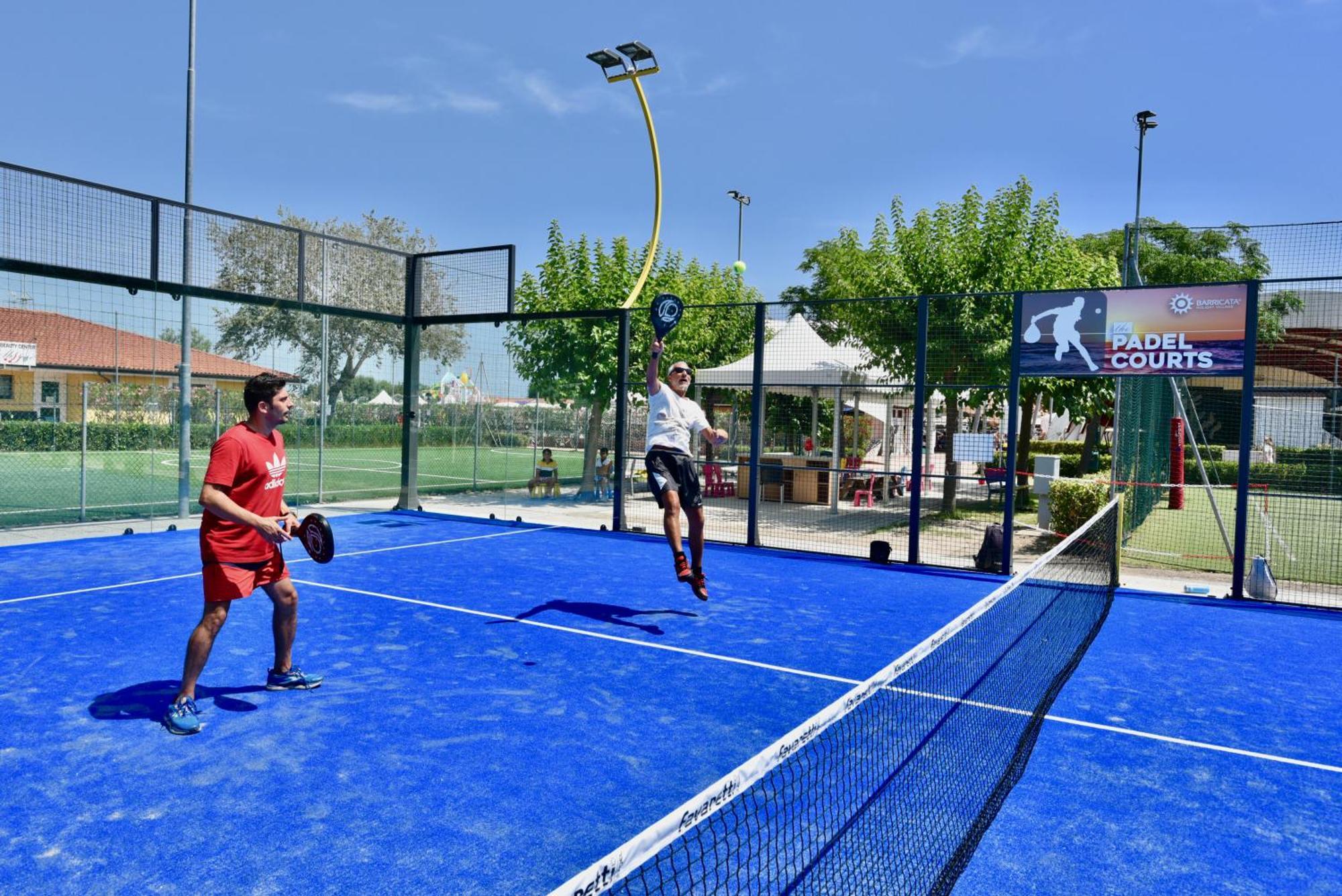 Barricata Holiday Village Scardovari Esterno foto A paddle tennis court