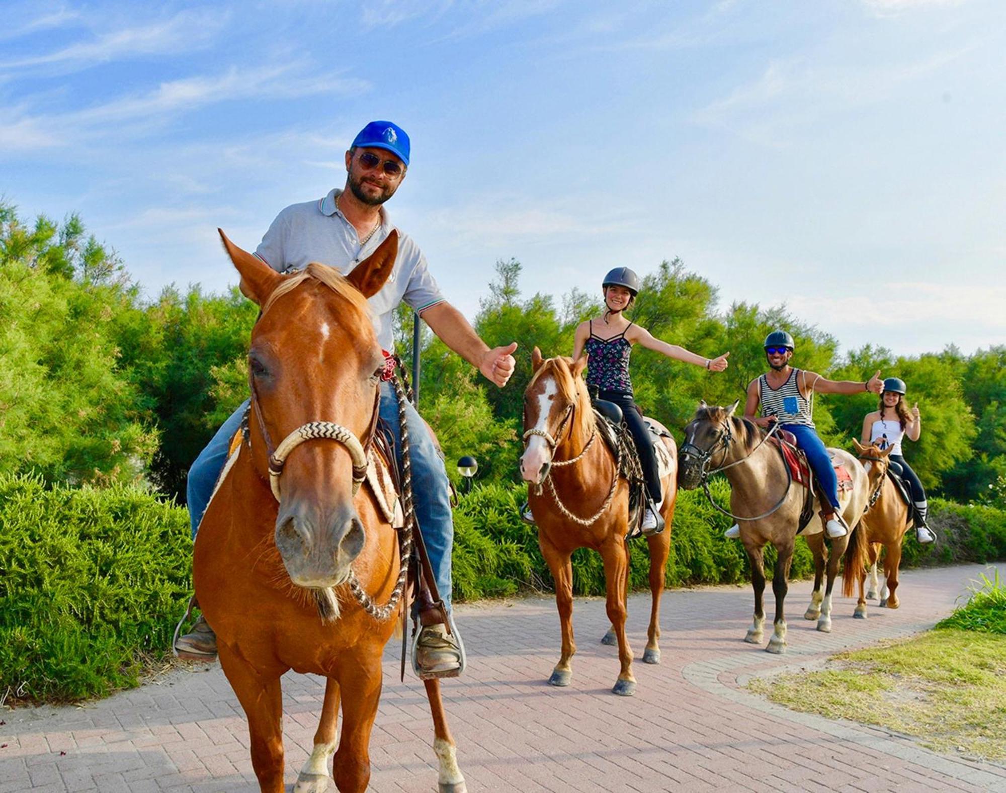 Barricata Holiday Village Scardovari Esterno foto Horse riding in the Everglades