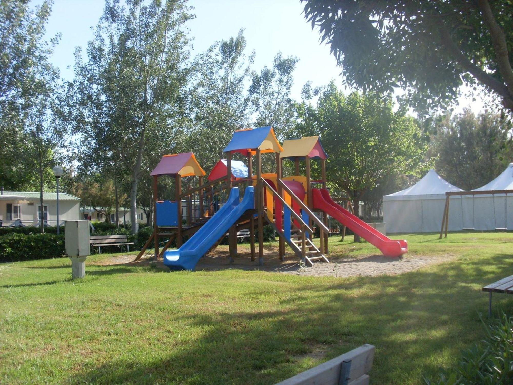 Barricata Holiday Village Scardovari Esterno foto Playground in the village