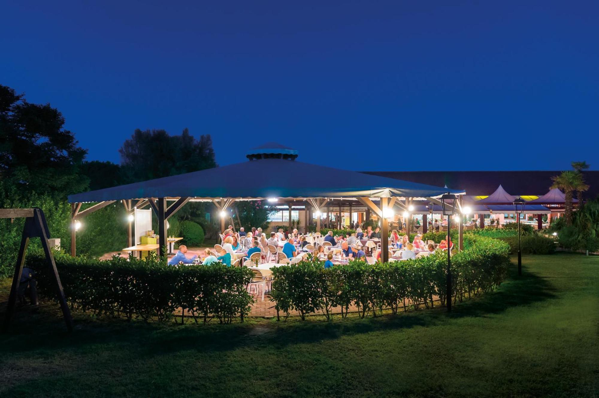 Barricata Holiday Village Scardovari Esterno foto The Village Green at night